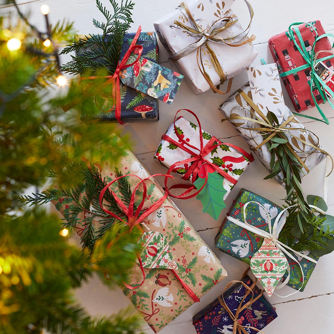 Holly White Christmas Tissue Paper - 4 Sheets